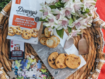 stuff to bring on a picnic, picnic supplies, family picnic, how to family picnic